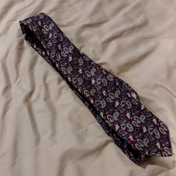 Burgundy paisley tie - Picture 1 of 2